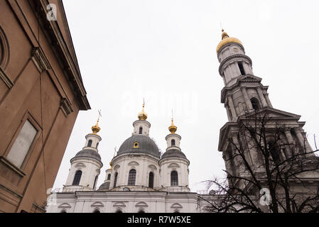 Kharkiv, Ukraine - le 30 décembre 2017 Église avec dômes dorés à Kharkiv en Ukraine. Banque D'Images