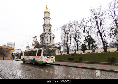 Kharkiv, Ukraine - le 30 décembre 2017 Église avec dômes dorés à Kharkiv en Ukraine. Banque D'Images