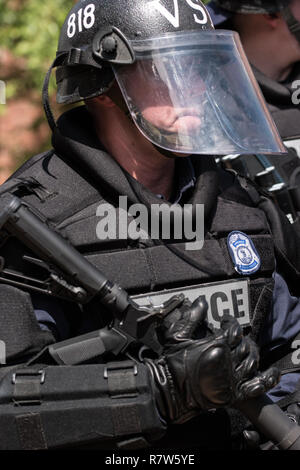 La police anti-émeute avec des gaz lacrymogènes , visage et corps blinder des engins Jusqu'à protéger les manifestants de KKK Banque D'Images