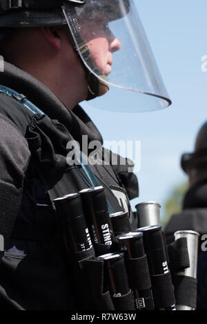 La police anti-émeute avec des gaz lacrymogènes , visage et corps blinder des engins Jusqu'à protéger les manifestants de KKK Banque D'Images