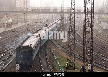 Kharkiv, Ukraine - Décembre 31, 2017 Fer à Kharkiv dans jour brumeux. Banque D'Images