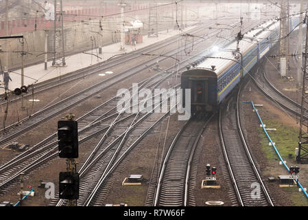 Kharkiv, Ukraine - Décembre 31, 2017 Fer à Kharkiv dans jour brumeux. Banque D'Images