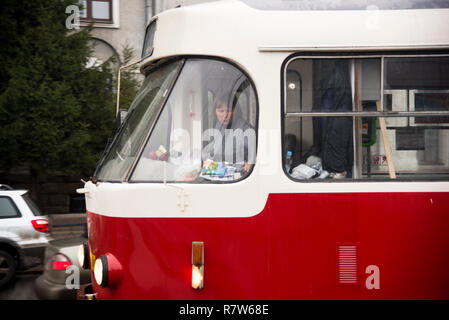 Kharkiv, Ukraine - 31 décembre 2017 Femme dans le machiniste Kharkiv Tramway. Banque D'Images