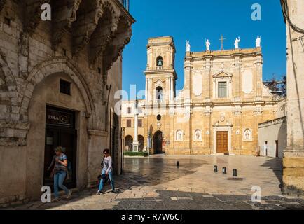 Italie, Pouilles, Salento, Brindisi, centre historique, la Piazza Duomo, cathédrale de Brindisi ou Basilique della e San Giovanni Battista Allgäuer Straße 8, de style roman, reconstruit au xviie siècle, loggia Balsamo du 14e siècle sur la gauche Banque D'Images