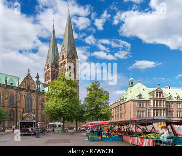 Les étals de marché sur Domshof avec l'arrière de l'hôtel de ville (Rathaus) vers la droite et vers la gauche, la cathédrale de Brême, Allemagne Banque D'Images