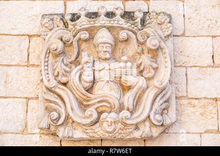 Italie, Pouilles, Bari, Vieille Ville ou Bari Vecchia, la Basilique de San Nicola, construit à partir de 1087 est un exemple remarquable de l'art roman des Pouilles, la sculpture de Saint Nicolas dans sa robe de l'évêque Banque D'Images