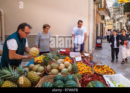 Italie, Pouilles, Bari, Vieille Ville ou Bari Vecchia, petit marché dans une ruelle du centre historique Banque D'Images