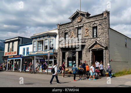 Skagway Camp n° 1 avec façade fascinante avec près de 9 000 petits morceaux de bois flotté assemblés en un damier design, l'Alaska, l'or du Klondike Rus Banque D'Images