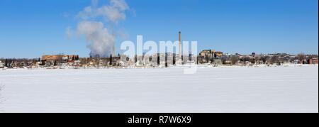 Canada, Province de Québec, l'Abitibi Témiscamingue, Abitibi, Rouyn-Noranda, Ville de l'usine de cuivre Fonderie Horne, lac Osisko gelé Banque D'Images