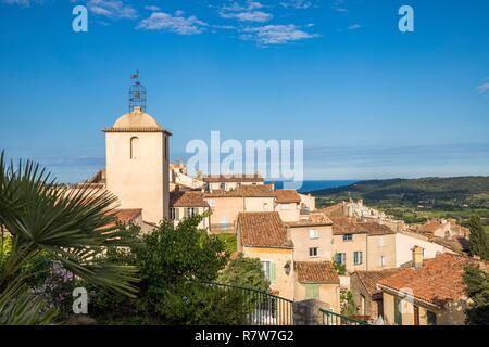 La France, Var, presqu'île de Saint-Tropez, Ramatuelle, belvedere depuis la place de la mairie sur le village et l'église Notre-Dame de l'Assomption Banque D'Images