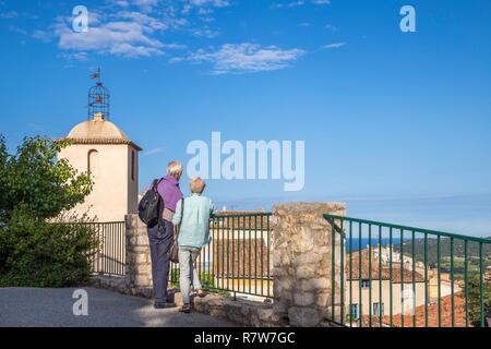 La France, Var, presqu'île de Saint-Tropez, Ramatuelle, belvedere depuis la place de la mairie sur le village et l'église Notre-Dame de l'Assomption Banque D'Images