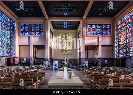 Décoration intérieure de l'église Sainte-suzanne avec vitraux colorés Banque D'Images