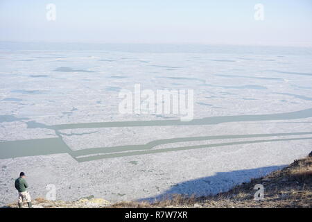 Lac gelé en Jurilovca, congelé, l'arrière-plan des formes d'un lac gelé Banque D'Images