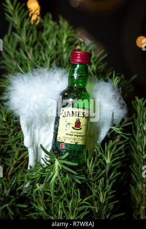 Bouteille miniature de l'Irish Whiskey Jameson - comme un ornement de Noël faits à la main pour une partie de Vacances Banque D'Images