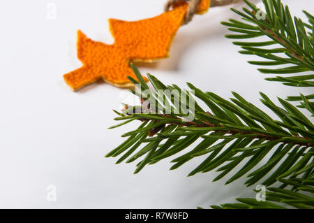 Décorations de Noël fabriquées à la main à partir de la pelure de mandarine Banque D'Images