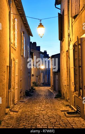 France, Charente, Cognac, Rue de la vieille ville Banque D'Images