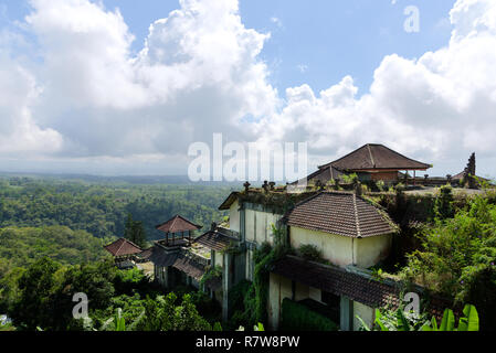 Bali, Indonésie - 22 Nov 2018 : Taman Rekreasi Bedugul Hotel & Resort est une grande structure abandonnée, Bedugul en aujourd'hui une attraction touristique à Bali Banque D'Images