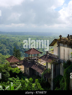 Bali, Indonésie - 22 Nov 2018 : Taman Rekreasi Bedugul Hotel & Resort est une grande structure abandonnée, Bedugul en aujourd'hui une attraction touristique à Bali Banque D'Images