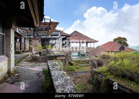 Bali, Indonésie - 22 Nov 2018 : Taman Rekreasi Bedugul Hotel & Resort est une grande structure abandonnée, Bedugul en aujourd'hui une attraction touristique à Bali Banque D'Images