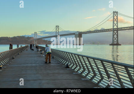 Pier 14, San Francisco-Oakland Bay avec le pont en arrière-plan, en Californie, aux États-Unis. Banque D'Images