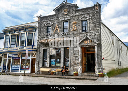 Skagway Camp n° 1 avec façade fascinante avec près de 9 000 petits morceaux de bois flotté assemblés en un damier design, l'Alaska, l'or du Klondike Rus Banque D'Images