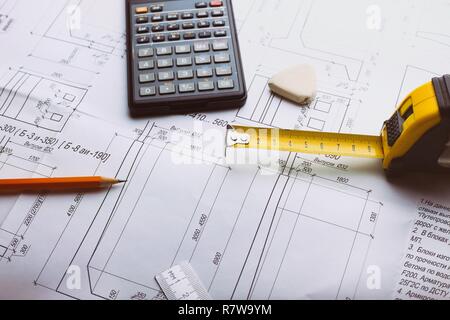 Le dessin et la calculatrice, crayon, gomme sur la table Banque D'Images