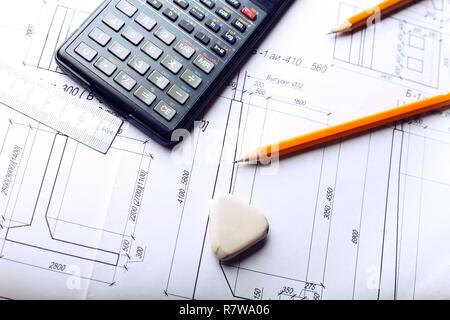Le dessin et la calculatrice, crayon, gomme sur la table Banque D'Images