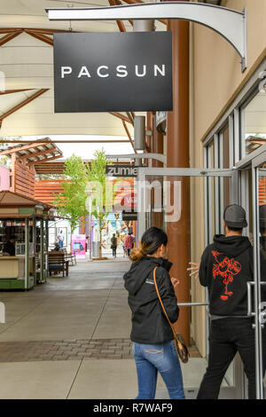 SEATTLE, WA, USA - Juin 2018 : Deux jeunes personnes qui entrent dans le magasin à l'Pacsun Premium Outlets shopping mall, près de Seattle. Banque D'Images