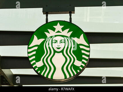 SEATTLE, WA, USA - Juin 2018 : vue rapprochée de l'affiche à l'extérieur de l'une des nombreuses boutiques Starbucks Coffee à Seattle. Banque D'Images