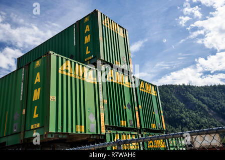 Green cargo containers at port de Skagway, Alaska, Klondike Gold Rush National Historical Park, États-Unis Banque D'Images