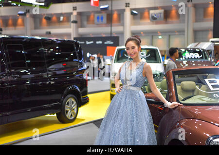 NONTHABURI - Novembre 28 : modèle non identifié avec BRG voiture sur l'affichage à la 35e Thaïlande International Motor Expo le 28 novembre 2018 dans Nonthaburi Banque D'Images