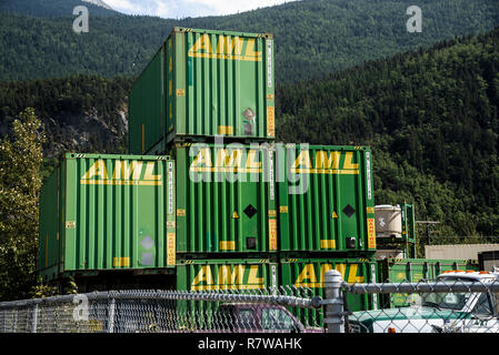 Green cargo containers at port de Skagway, Alaska, Klondike Gold Rush National Historical Park, États-Unis Banque D'Images