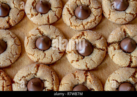 Peanutbutter blossom cookies sur une planche à découper, de haut en bas vue, macro Banque D'Images