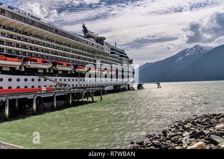 Bateau de croisière dans le port de Skagway, Alaska, Klondike Gold Rush National Historical Park, États-Unis Banque D'Images