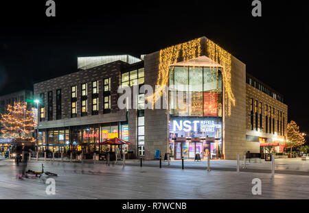 Lumières festives dans le quartier culturel la nuit à Guildhall Square, ici le Nuffield Theatre (NST) à Southampton décembre 2018, Angleterre, Royaume-Uni Banque D'Images