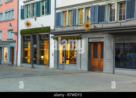 Zurich, Suisse - le 11 décembre 2018 : les magasins décorés pour Noël à la Weinplatz square dans la partie historique de la ville de Zurich. Zurich est le Banque D'Images