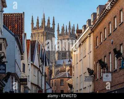 York, Royaume-Uni. 11 Décembre, 2018. Le marché de Noël dans le centre-ville de York est devenu une victime de son propre succès avec les plaintes de la surpopulation mais York Minster attire une foule toujours à la ville chaque année en décembre. Bailey-Cooper Photo Photography/Alamy Live News Banque D'Images
