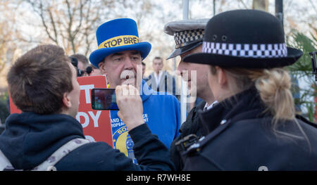 Londres 11 décembre 2018 Brexit dramatiques haut de Police de New Westminster à intervenir lors d'un affrontement entre pro et anti Brexit Crédit partisans Ian Davidson/Alamy Live News Banque D'Images