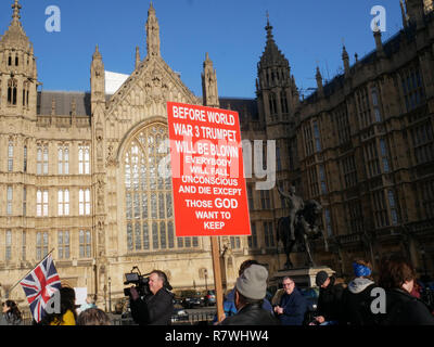 Londres, Royaume-Uni. 11 Décembre, 2018. Un manifestant porte un signe la prévision de la seconde guerre mondiale trois Armageddon à Westminster, Londres. Crédit : Ben Slater/Alamy Live News Banque D'Images