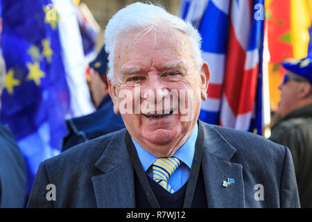 Westminster, Londres, 11 déc 2018. Libdem peer Lord Roberts, Baron de Roberts, Llandudnor aujourd'hui à Westminster, à discuter avec Anti-Brexit partisans. Credit : Imageplotter News et Sports/Alamy Live News Banque D'Images