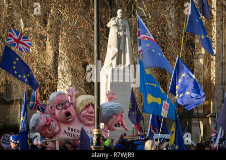 London, UK 11 décembre 2018 : En tant que premier ministre Theresa mai tours capitales européenne espère persuader les dirigeants étrangers à accepter un nouveau Brexit traiter (après son annulation d'un vote parlementaire), pro-UE de protestation Remainers sous la statue du roi George V, sous l'abbaye de Westminster et en face de la Maison du Parlement, le 11 décembre 2018, à Londres, en Angleterre. Les chiffres montrent (L-R) David Davies, Michael Gove, Boris Johnson et Theresa May. Photo de Richard Baker / Alamy Live News Banque D'Images