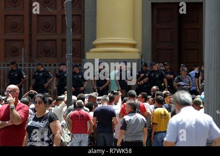 Sao Paulo, Brésil. Dec 11, 2018. Les gens se rassemblent à l'extérieur de la cathédrale de Campinas après une fusillade dans l'Etat de Sao Paulo, Brésil, le 11 décembre, 2018. Un homme armé a tué quatre personnes dans une église au Brésil le mardi avant de retourner l'arme sur lui-même, selon les médias locaux. Credit : AGENCIA ESTADO/CODIGO19/Denny Cesare/Xinhua/Alamy Live News Banque D'Images