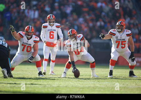 Cleveland, Ohio, USA. 9Th Mar, 2018. Cleveland Browns garde offensif Kevin Zeitler (70), centre JC Tretter (64) et offensive guard Joel Bitonio (75) signal à la NFL football match entre les Panthers et les Cleveland Browns au premier stade de l'énergie dans la région de Cleveland, Ohio. JP Waldron/Cal Sport Media/Alamy Live News Banque D'Images