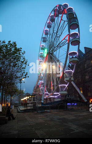 Leeds, UK. 11 Décembre 2018 - Leeds, Royaume-Uni. La fin de l'après-midi de shopping à Londres ont été atteints avec un tableau de lumières de Noël et de fête affiche.Leeds town hall a été décoré avec des lumières le long de la roue d'observation a Leeds. Credit : Drew Gardner/Alamy Live News Banque D'Images