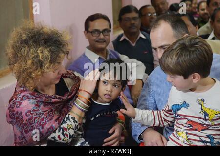 7 décembre 2018 - Agartala Tripura, Inde, - le couple italien vu avec l'enfant adopté au cours de la cérémonie. .Un couple italien, M. Cristiano Enrico et Mme Siyeara Ketenioyeke Borgi est l'adoption d'un 3 an Indian Girl, appelé Srea d'un orphelinat (Conseil pour la protection et le Tripura) à l'occasion d'adoption internationale Cérémonie à Agartala, capitale de l'Etat de Tripura, nord-est de l'Inde. (Crédit Image : © Saha Abishai/SOPA des images à l'aide de Zuma sur le fil) Banque D'Images