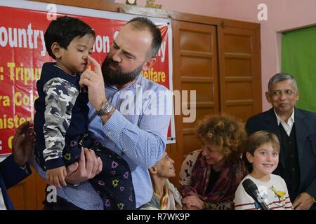 7 décembre 2018 - Agartala, Tripura, Inde - Cristiano Enrico Borgi Srea vu porter pendant l'événement. .Un couple italien, M. Cristiano Enrico et Mme Siyeara Ketenioyeke Borgi est l'adoption d'un 3 an Indian Girl, appelé Srea d'un orphelinat (Conseil pour la protection et le Tripura) à l'occasion d'adoption internationale Cérémonie à Agartala, capitale de l'Etat de Tripura, nord-est de l'Inde. (Crédit Image : © Saha Abishai/SOPA des images à l'aide de Zuma sur le fil) Banque D'Images