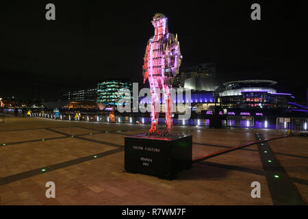 Salford, Manchester, Royaume-Uni. 11 Décembre, 2018. La culture des jeunes reconnus à l'artiste basé à Londres, strophe. Une imposante sculpture à capuchon partie de la 'lumière' Lightwaves digital art festival, Media City, Salford, Royaume-Uni, le 11 décembre 2018 Crédit : Barbara Cook/Alamy Live News Banque D'Images