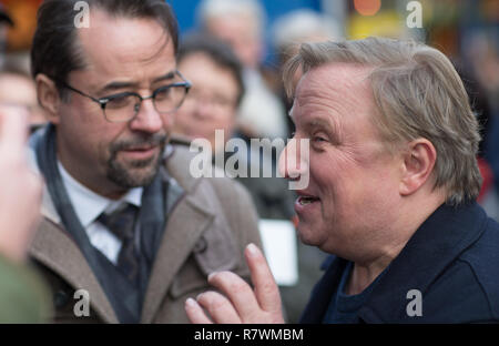 Symbole - 11 décembre 2018, en Rhénanie du Nord-Westphalie, Münster : les acteurs Jan Josef Liefers (l) dans le rôle de M. Karl-Friedrich Boerne et Axel Prahl comme le commissaire Frank Thiel se tenir ensemble au marché de Noël à une séance photo pour la nouvelle scène de crime (ARD) "ann steht der Mörder vor der Tür". Photo : Friso Gentsch/dpa Banque D'Images