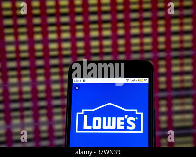 Kiev, Ukraine. Dec 11, 2018. Lowe's Retail logo de l'entreprise vu affichée sur téléphone intelligent. Crédit : Igor Golovniov SOPA/Images/ZUMA/Alamy Fil Live News Banque D'Images