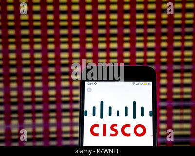 Kiev, Ukraine. Dec 11, 2018. Matériel réseau Cisco Systems logo de l'entreprise vu affichée sur téléphone intelligent. Crédit : Igor Golovniov SOPA/Images/ZUMA/Alamy Fil Live News Banque D'Images